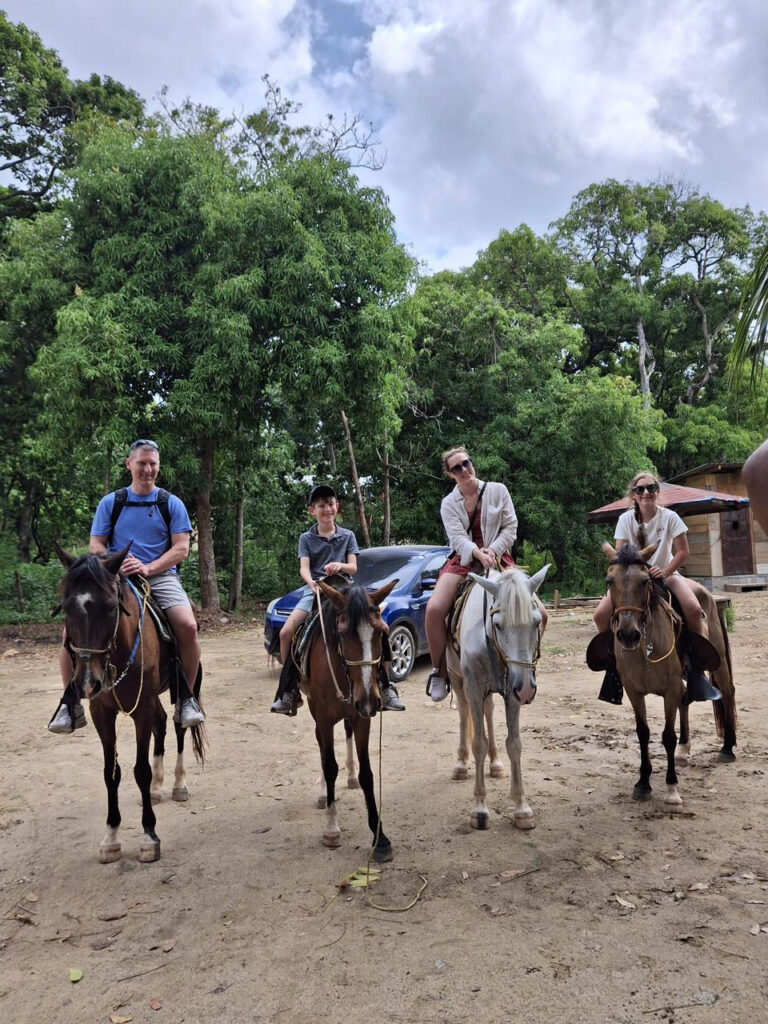 Roatán Horseback Riding Tour with West Bay Beach Day Pass — photo 3